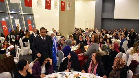 Tarsus Belediye Başkanı Şevket Can, 8 Mart Dünya Kadınlar Günü Nedeniyle Kadınlarla Bir Araya Geldi