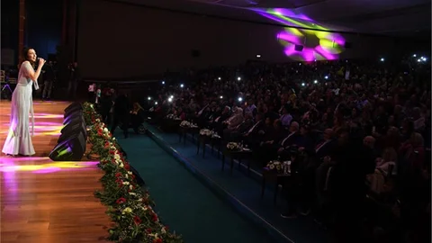 Ünlü Sanatçı Şevval Sam Mersin'de Konser Verdi