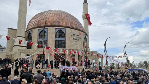 Altında Okuma Salonu Bulunan Cami Törenle Açıldı