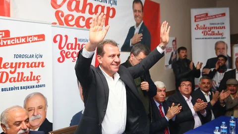 CHP Mersin Adayı Vahap Seçer, ‘Üç Beş Oy İçin Bu Kötülüğü Yapanlara Kulaklarınızı Tıkayın’