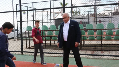 Erdemli Belediye Başkanı Tollu, Hafta Sonu Ziyaretlerinde Gençlerle Futbol, Basketbol ve Voleybol Maçı Yaptı