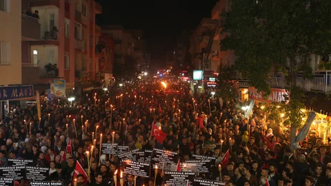 Erdemli'de 18 Mart Akşamı Düzenlenen Çanakkale Destanı İçin Zafer Yürüyüşüne Büyük Katılım Oldu