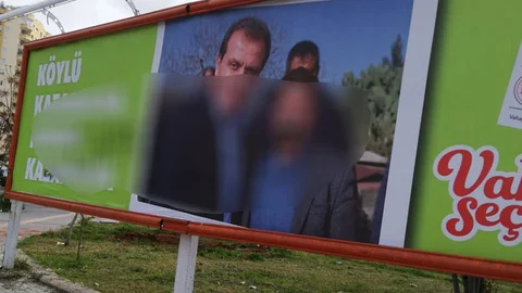 CHP Mersin Büyükşehir Adayının Afişleri Yırtıldı, Mersin’de Çirkin Provokasyon