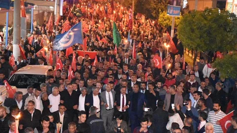 Tarsus'ta 27 Mart Çarşamba Akşamı Gerçekleşen Zafer Yürüyüşünde Onbinler Sel Oldu Aktı