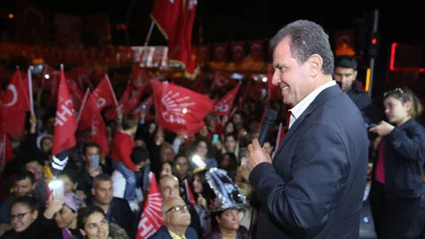 CHP Büyükşehir Adayı Vahap Seçer, Oyunu Akkent Ortaokulu’nda Kullanacak