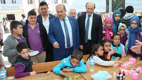 Mersin'in Tarsus İlçesinde Öğrenciler, Bilim Fuarı Düzenledi