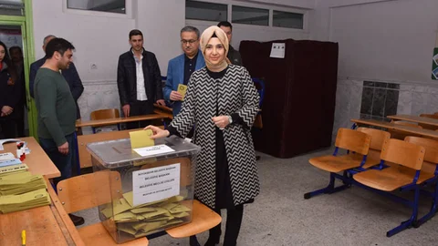 Vali Ali İhsan Su ve Eşi Zeliha Su Oy Kullandı