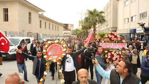 CHP'li Yeni Tarsus Belediye Başkanı Dr. Haluk Bozdoğan, Binlerle Yürüdü