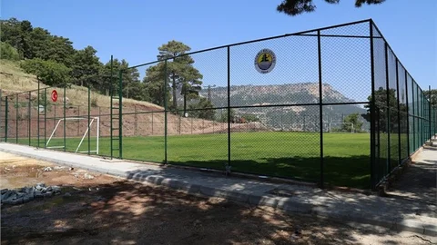 Erdemli Belediyesinden Her Mahalleye Futbol Sahası