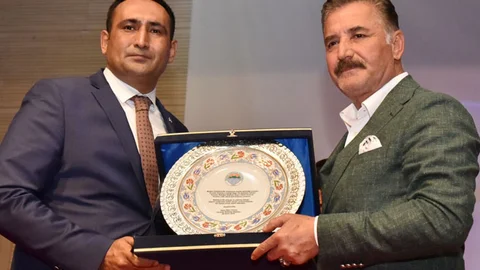 Toroslar'da Devir Teslim, Başkan Yılmaz, Görevi Başkan Tuna’dan Devraldı