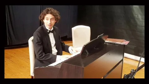 Silifke’de Otizmli Piyanist Resital Sundu