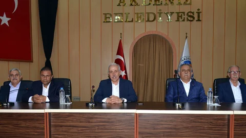 Akdeniz Belediye Başkanı Mustafa Gültak, Belediye Personeli İle Toplantı Yaptı