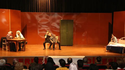 Erdemli Belediye Şehir Tiyatrosu Turnelere Hazır