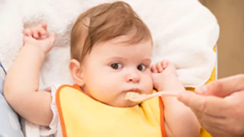 Emziren Anneler Dikkat! Bu Hatalara Düşmeyin! Ek Gıdaya Geçişte Doğru Bilinen 6 Yanlış
