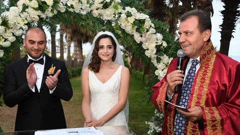 Seçer, İlk Defa Cübbeyi Giydi