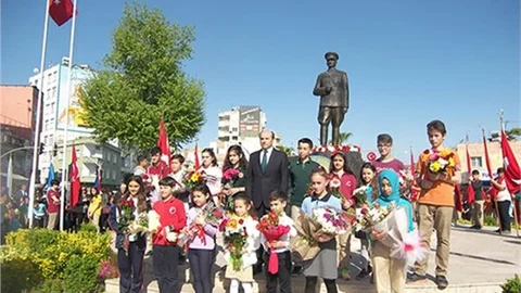 23 Nisan Ulusal Egemenlik ve Çocuk Bayramı Törenlerle Kutlandı