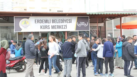 Erdemli Belediyesi Lise Hazırlık Kurs Merkezi, Yeni Dönem Kayıtları İçin Sınav Yapıldı