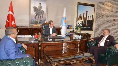 ASKON Mersin Şube Başkanı Hasan Arslan Belediye Başkanı Vahap Seçer'i Ziyaret Etti