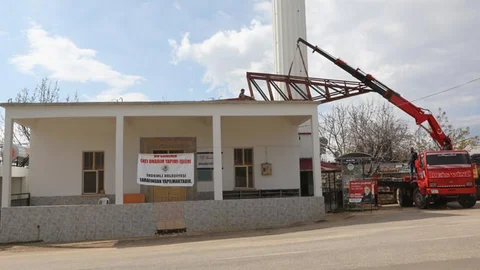 Arslanlı Köyü Camii Eski Çatısını Yeniledi