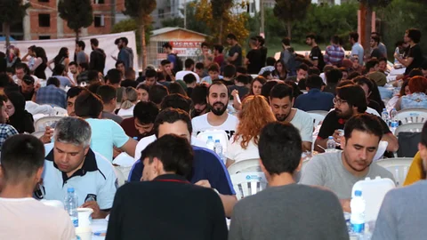 Binlerce Mersinli Büyükşehir’in İftar Sofralarında Buluştu