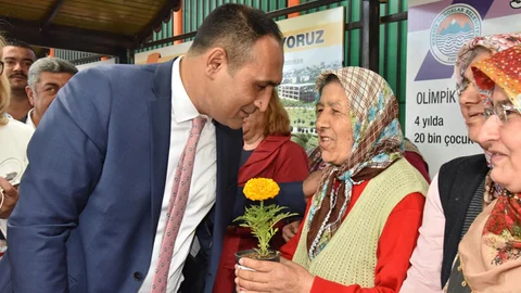 Annelere 100 Bin Çiçek