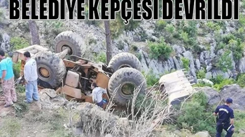 Belediyeye Ait Yükleyici Kepçe Devrildi