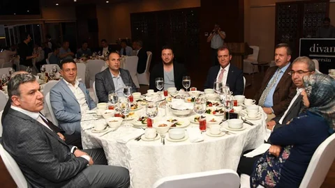 İftar Yemeğinde Bir Araya Geldiler