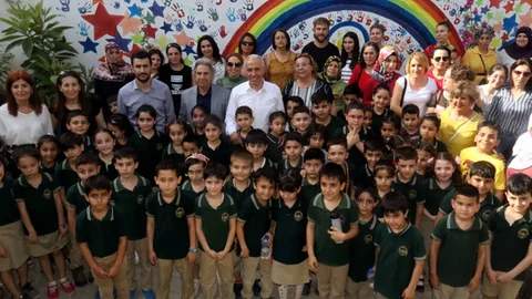 Akdeniz Belediye Başkanı Gültak, Minik Öğrencilerin Heyecanına Ortak Oldu