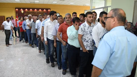 Yüzlerce Vatandaş, Başkanı Tebrik Etmek İçin Uzun Kuyruklar Oluşturdu