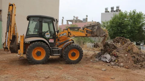 Toroslar’da Boş Arsalar Temizleniyor