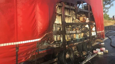 Mersin Tarsus'ta Lastiği Patlayan, Yanan Lastik Nedeniyle Alev Aldı