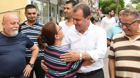 Mersin Büyükşehir Belediye Başkanı Vahap Seçer, Bayram Arefesi Vatandaşla Buluştu