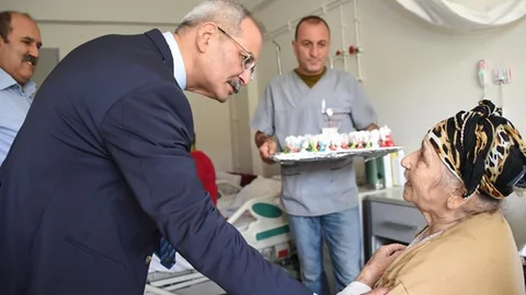 Başkan Bozdoğan, Huzurevi Sakinleri İle Hastalarla Bayramlaştı