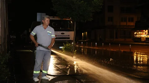 Büyükşehir Ekiplerinden Gece Temizliği
