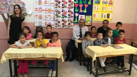 Tarsus Belediye Başkanı ve Yardımcıları Öğrencilerin Karne Heyecanına Ortak Oldu.