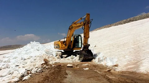 Toroslar’ın Zirvesinde Kar Çalışması