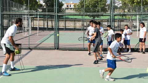 Yaz Okulunda Tenis Kursu