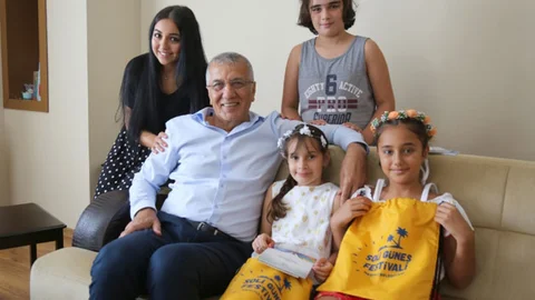 Mezitli Belediye Başkanı Tarhan Etkinliklerde Tanıştığı Minik Nazlı’nın Davetini Kırmadı