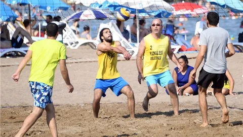 Mersin'de Plajlar "voleybol Turnuvası" İle Şenlendi