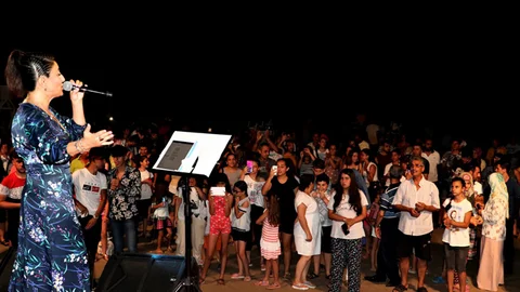 Mersin'de Şarkılar Denize Karşı Söyleniyor