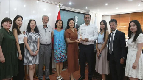 Kazak Öğrencilerden Başkan Yılmaz’a Ziyaret