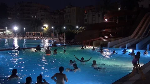 Tarsus kent Merkezinde Bulunan Tarsus Su Parkı Havuzunda, Aileler Canlı Müzik Eşliğinde Doyasıya Eğlendi