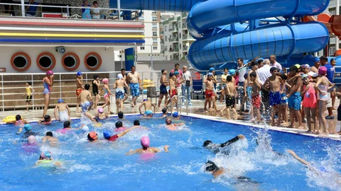 Yüzme Kursiyerlerinin Katılım Belgesini Dağıtıldı