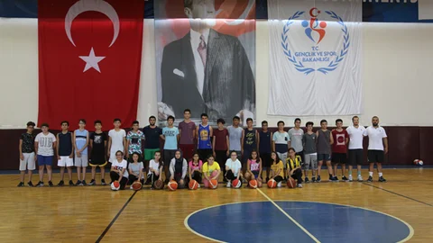 Erdemli Belediyesi’den basketbol kursu