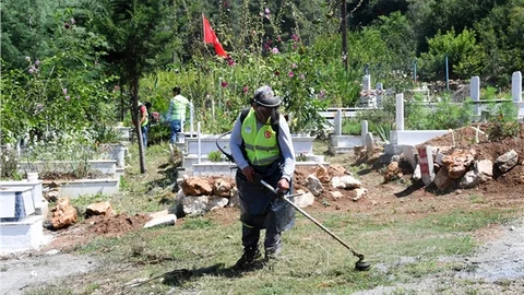 Mersin’de Belediye İle Vatandaş El Ele Mezarlık Temizliği Yaptı