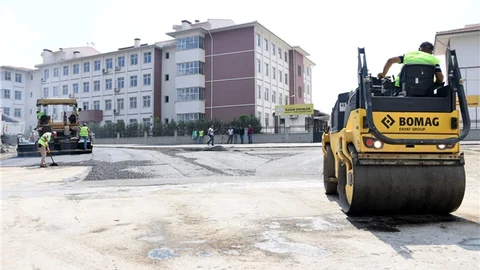 Mersin'de Hem Esnaf, Hem Öğrenciler Toz ve Çamurlu Yoldan Kurtuldu