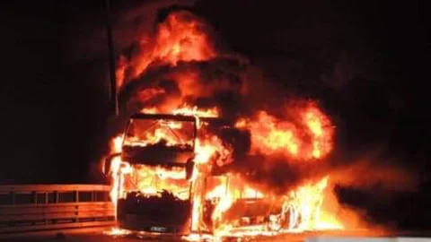 Gece Saatlerinde Tarsus - Pozantı TEM Otoyolunda Otobüs Yangını Meydana Geldi