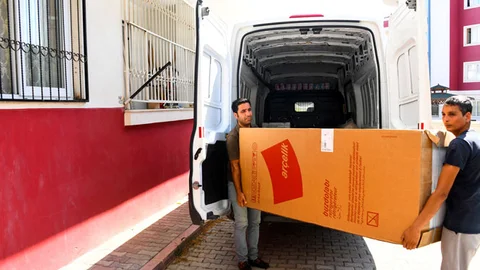 Yangının Yaralarını Sarılıyor