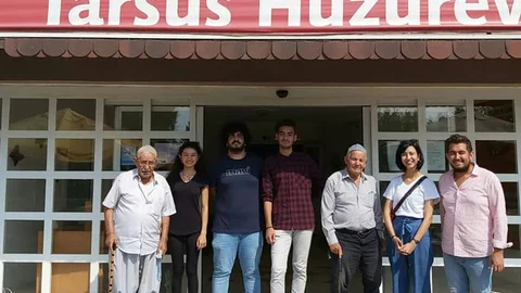 Tarsuslu Gençler "Yaşlılarımızı Yalnız Bırakmadı"