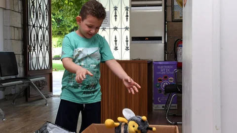 Çocuklar Poşet Poşet Oyuncak Getirdi